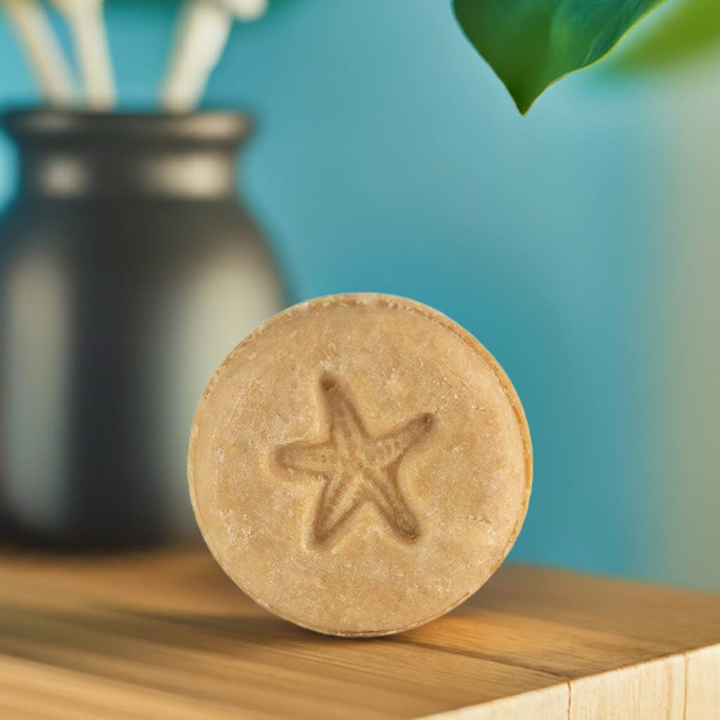 fester Rasierschaum auf Holztisch