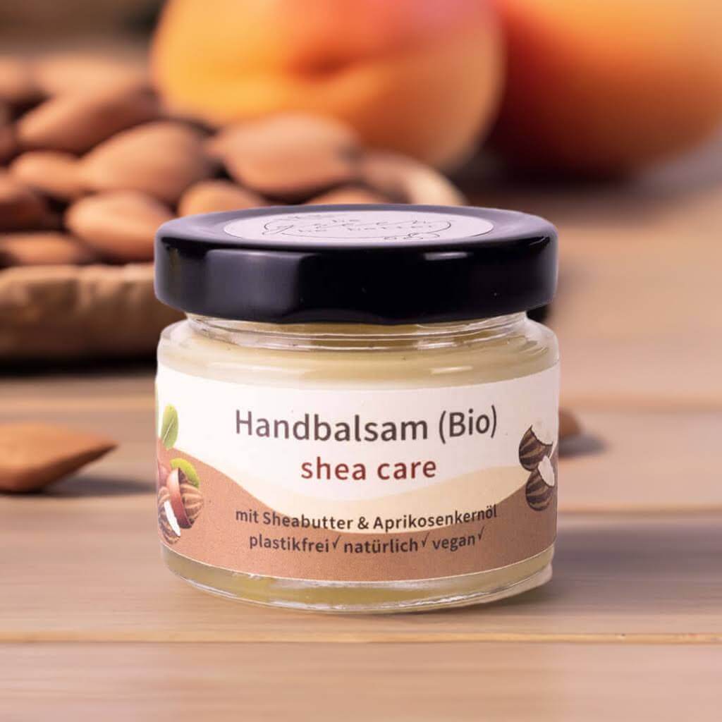 Glas mit Handbalsam Shea Care mit Zutaten als Deko