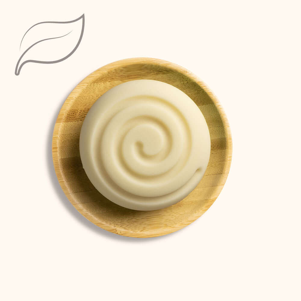 Naturkosmetik festes Shampoo in Bio Qualität auf Bambusablage