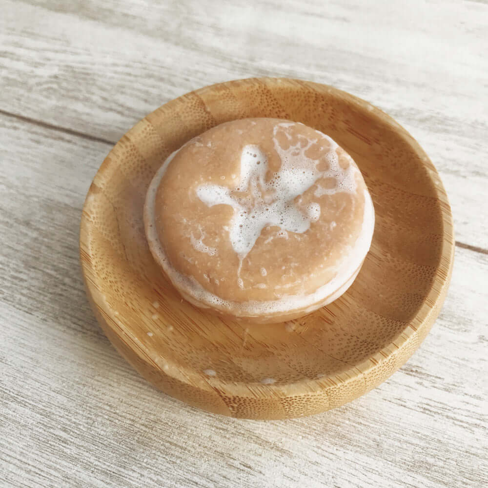 Fester Rasierschaum auf Bambus Ablage