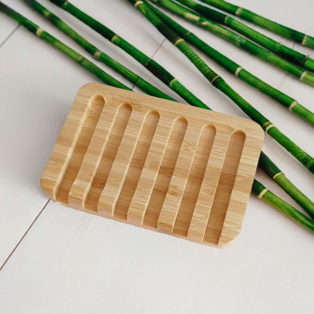Bambusablage neben Bambuszweigen