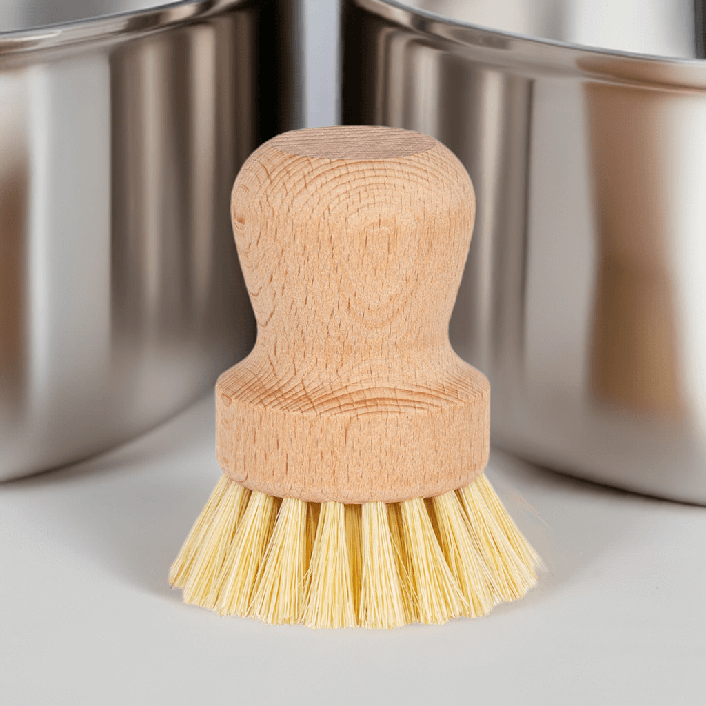 Topfbürste vor Töpfen