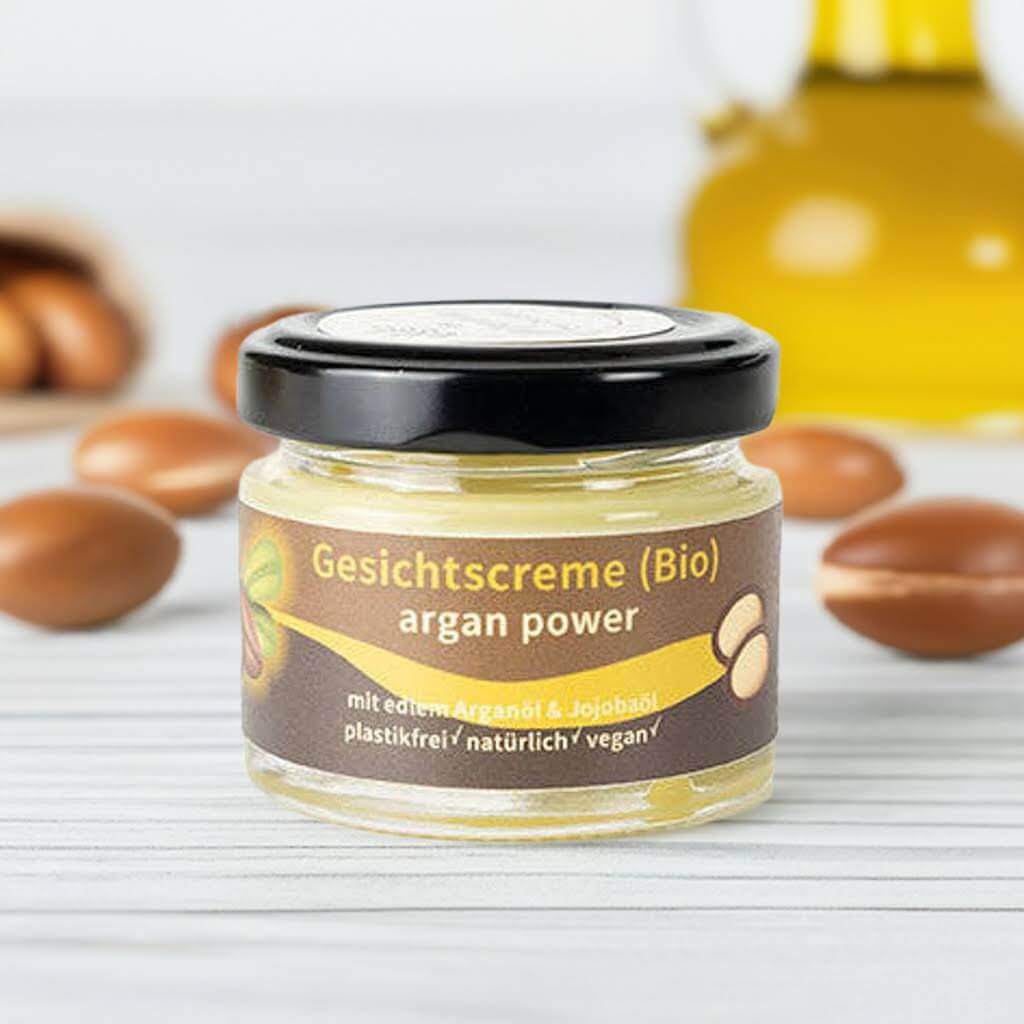 Glas mit Nüssen und Öl