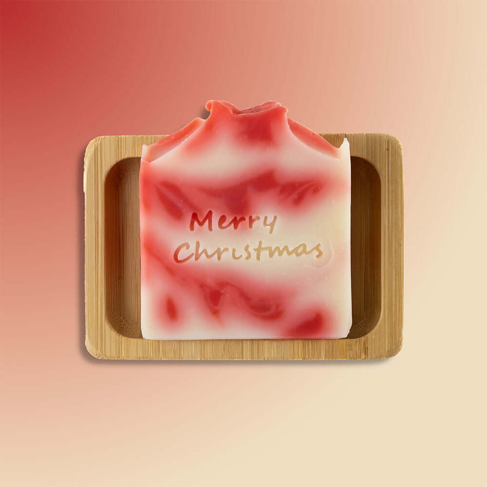 Handgemachte Weihnachtsseife auf Bambusseifenablage