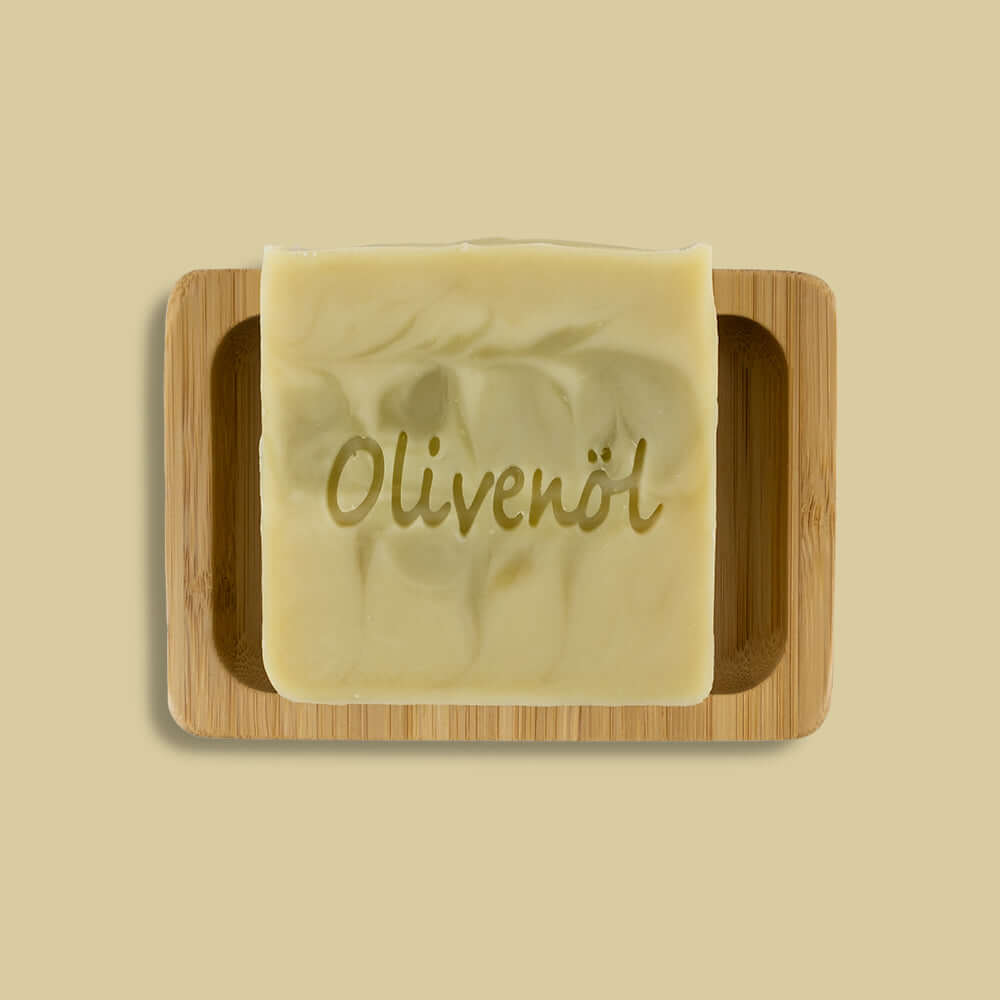 Olivenölseife auf Holzablage