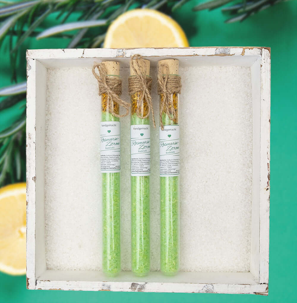 Badesalz mit Rosmarin-Zitronenduft im dekorativen Reagenzglas