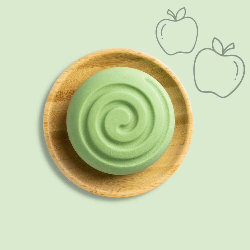 Naturkosmetik festes Shampoo in Bio Qualität auf Bambusablage