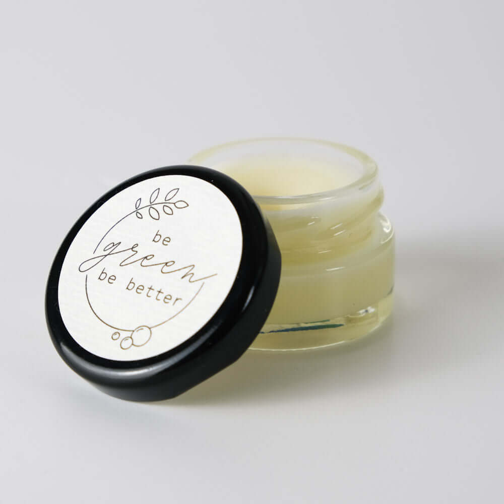 Lip Balm Kirsche in einem Glasbehälter mit schwarzen Deckel.